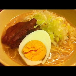 キャベツでかさまし！豚足とんこつラーメン